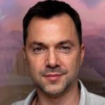 Арестовича оголошено в розшук Москвою: у відповідь він атакував українців і росіян.