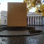 В Одесі, згідно з рішенням ОДА, пам’ятник Пушкіну приховали від поглядів містян.