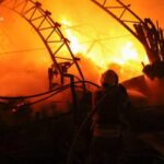 Ворожі дрони знову вдарили по Києву, сім поранених.