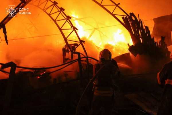 Ворожі дрони знову вдарили по Києву, сім поранених.