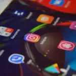 Чи можна втратити гроші, якщо тримати банківську картку поряд із телефоном: коментар МВС