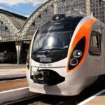 В Україні значні збої у графіку руху поїздів після російської атаки: перелік рейсів.