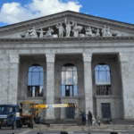 Росія показує відреставрований театр у Маріуполі, де стався воєнний злочин.