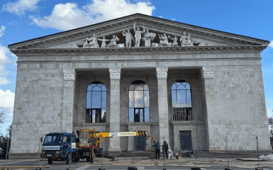 Росія показує відреставрований театр у Маріуполі, де стався воєнний злочин.