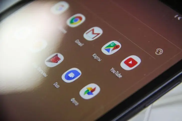 Передбачено захід ери смартфонів до 2030 року: Ілон Маск розкрив, що їх замінить