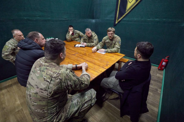 Зеленський навідався до бійців “Азову” на передовій: обговорили озброєння та захист.