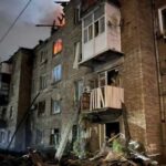 Кам’янське під потужним ударом: житловий будинок в руїнах, є травмовані.