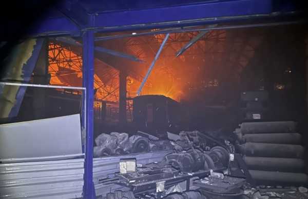 Масштабна атака РФ на залізницю: є поранені та значні пошкодження.