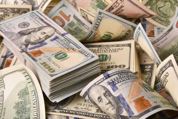 Прогноз банкіра: яким буде курс 100 доларів на кінець року.