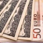 В обмінниках зростає ціна долара та євро.