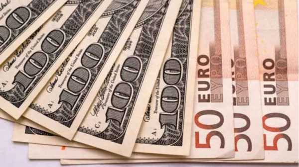 В обмінниках зростає ціна долара та євро.