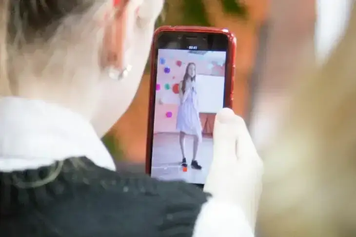 Австралія першою у світі заборонить підліткам сидіти у соцмережах: вже з грудня