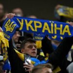 На грі Україна – Ісландія вболівальники показали гігантський плакат з палаючим Кремлем. Знімок