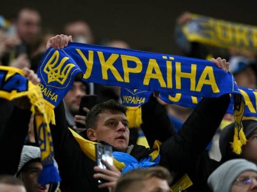 На грі Україна – Ісландія вболівальники показали гігантський плакат з палаючим Кремлем. Знімок