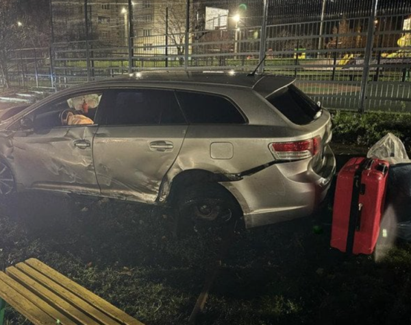 Автотроща в Харкові: авто викинуло на ігровий майданчик, є травмовані
