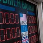 Долар здешевлюється, євро дорожчає: актуальний курс валют в обмінних пунктах