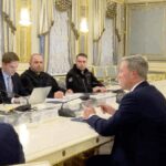 Запізнення та лайка: FT дізналася подробиці термінової зустрічі в Києві з представником Трампа