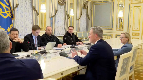 Запізнення та лайка: FT дізналася подробиці термінової зустрічі в Києві з представником Трампа