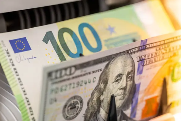 Валютні курси в обмінниках: ціни на долар і євро.