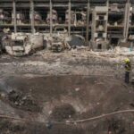 У Святошинському районі Києва біля складської будівлі утворилася величезна вирва після вибуху