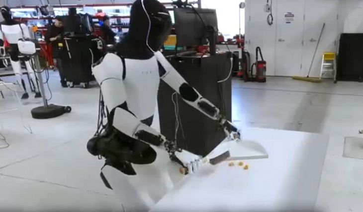 Маск пообіцяв, що його робот-гуманоїд Optimus знищить бідність