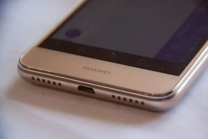 Експерт розповів, коли зарядка може призвести до вибуху або злому смартфона