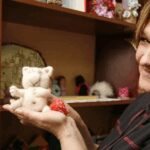 У Росії затримали фігурантку справи про продаж дітей: під варту взято опікунку, яка незаконно утримувала вивезеного з Маріуполя юнака.