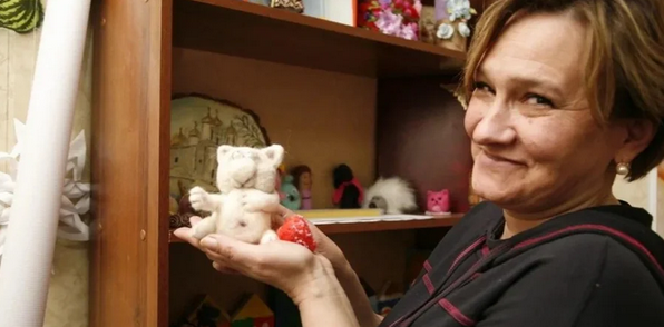 У Росії затримали фігурантку справи про продаж дітей: під варту взято опікунку, яка незаконно утримувала вивезеного з Маріуполя юнака.