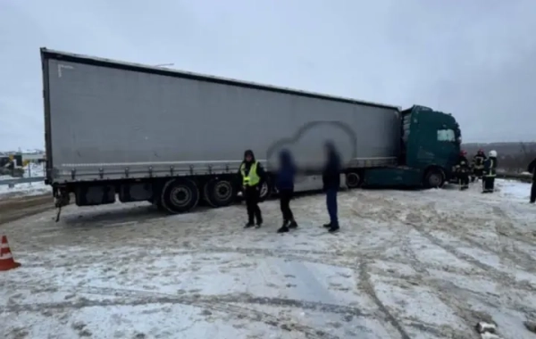 На Львівщині вантажівка зіткнулася з мікроавтобусом: дорогу перекрито через ДТП
