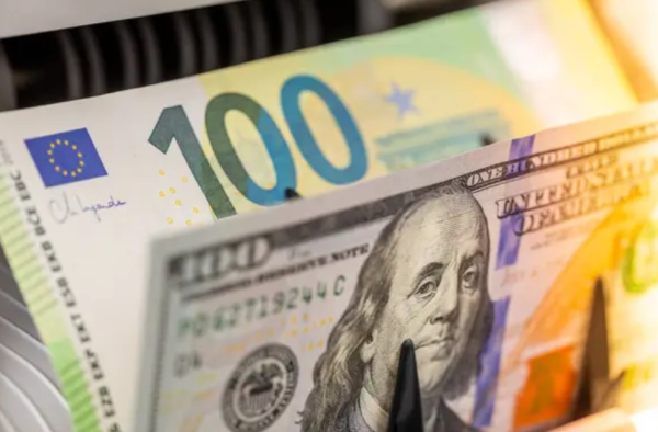 Курс валют: оновлені ціни долара і євро в банках та&hellip;