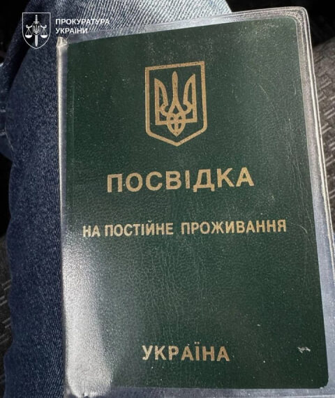 Вклеювали світлини військовозобов’язаних у документи іноземців: чиновник міграційної служби та…