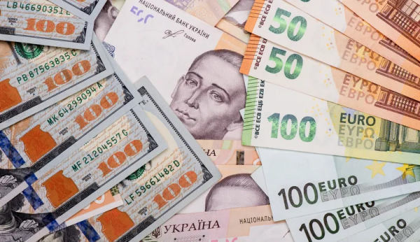Валютні курси на старті тижня: ціна долара і євро в…