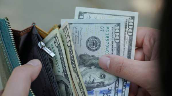 Американська економіка подає свіжі сигнали сповільнення, долар швидко здає свої позиції.