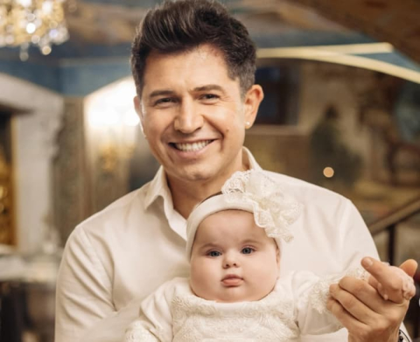 Андрій Джеджула провів хрестини дочки Емілії та вперше оприлюднив її…