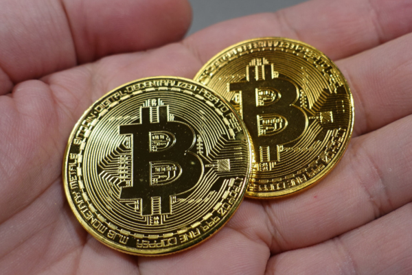 Біткойн падає в ціні: інвестори втратили сотні мільярдів.