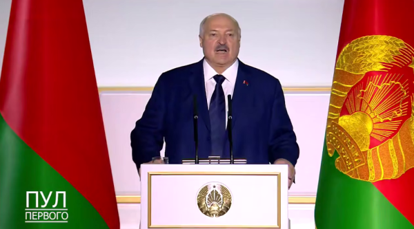 Лукашенко заявив про налагодження випуску боєприпасів для гармат і “Градів”