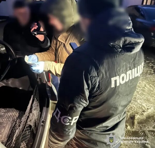 На Волині спіймали двох службовців військкомату, які за хабарі “налагоджували”…