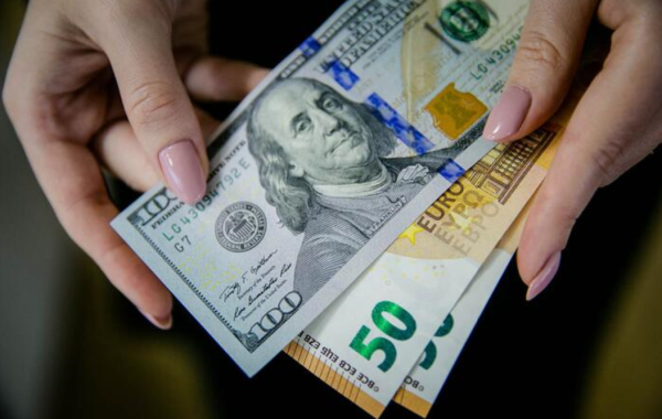 Долар: Прогноз курсу на березень.