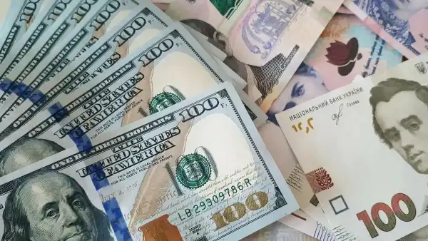 Здешевлення долара у банках та обмінних пунктах.