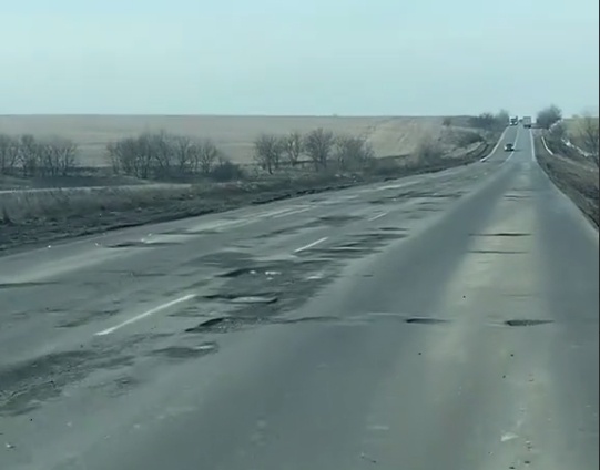 Дороги України після зими: де автовласникам слід бути обережними