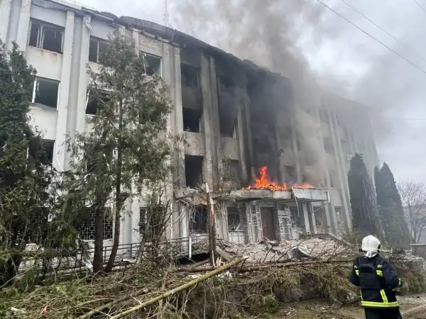 Росія завдала удару по військкомату в Сумах.