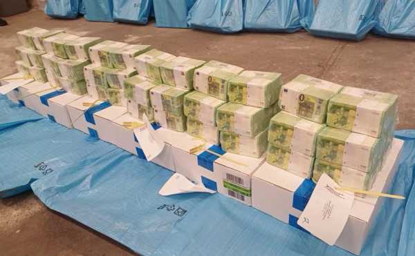 Сійярто висунув звинувачення Україні в переміщенні коштів “військового угруповання”: реакція Києва