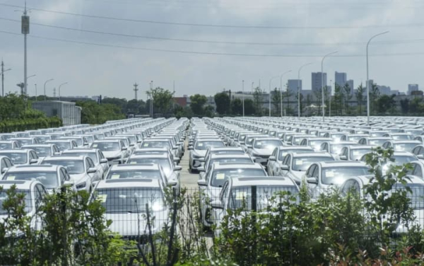 Geely обігнала BYD за кількістю відвантажень, встановивши найбільший відрив у збуті з 2022 року.