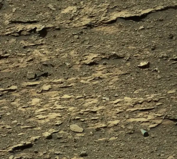 Науковець закликає NASA прояснити природу дивного циліндра, знайденого на Марсі.