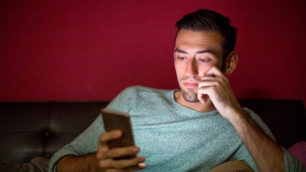 Скролл та контроль: як смартфони керують нашою увагою