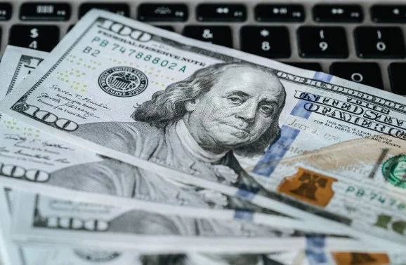 Долар подорожчав щодо ключових валют, – Bloomberg