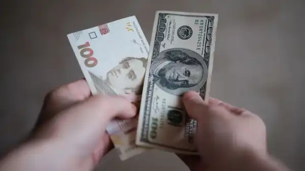 Задля зупинки падіння гривні, НБУ оперативно витрачає валютні запаси.