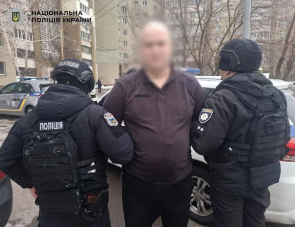 Поголив вуса для конспірації: арештовано особу, що знущалася з пам’ятника полеглим воїнам на Майдані