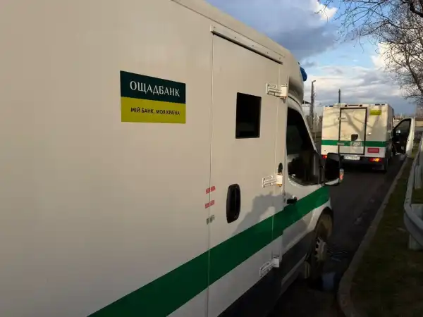 Затримані автівки Ощадбанку повернуто Угорщиною.