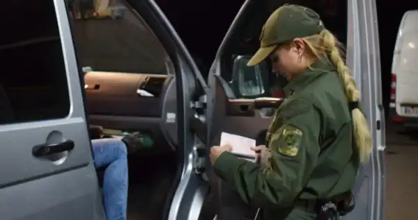 Кому з жінок можуть заборонити виїзд: вичерпний список